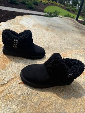 New UGG Classic Ultra Mini Braid (Black) S/N 1151750 - Size 6